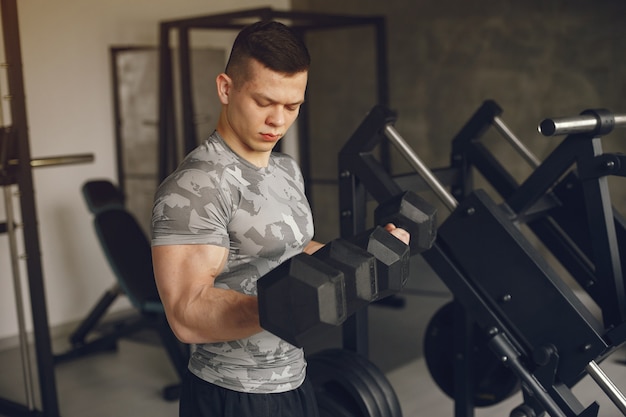 Gratis foto een knappe man is bezig met een sportschool