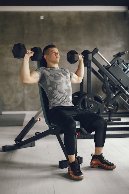 Een knappe man is bezig met een sportschool