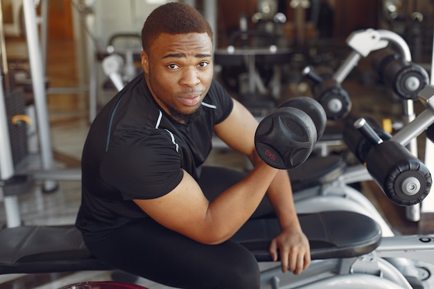 Een knappe zwarte man houdt zich bezig met een sportschool