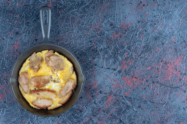 Een koekenpan van omelet met kippenvlees