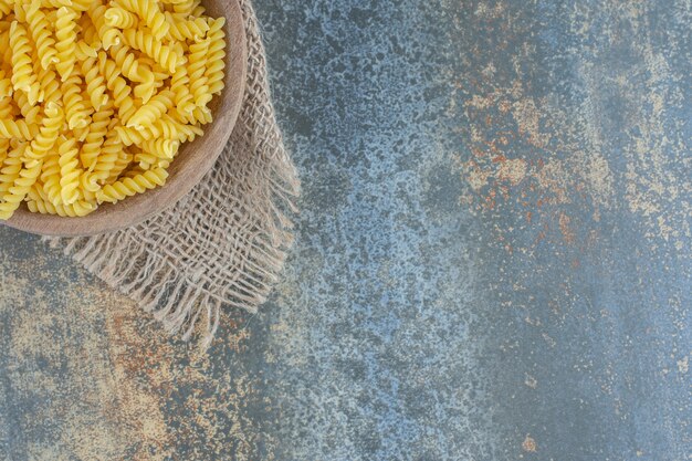 Een kom pasta op de handdoek, op het marmeren oppervlak.
