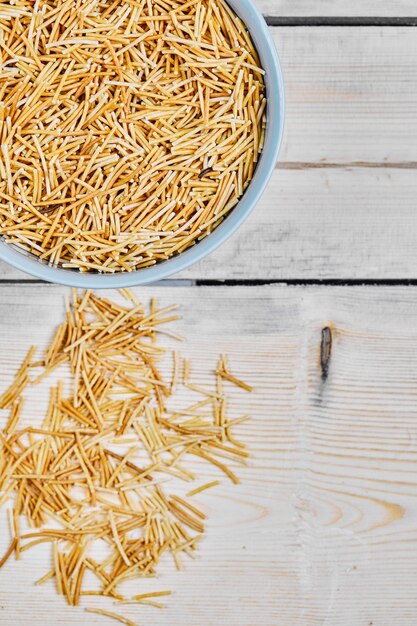 Een kom pasta op houten tafel