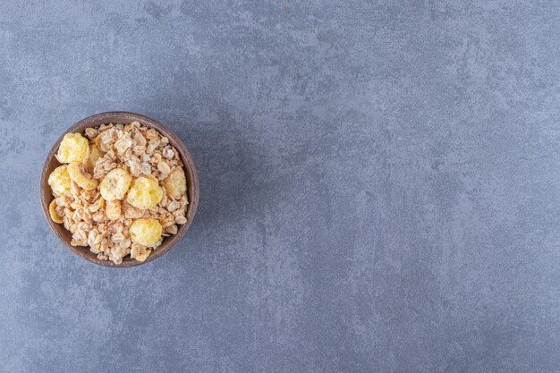 Een kom smaakvolle muesli, op de marmeren tafel.