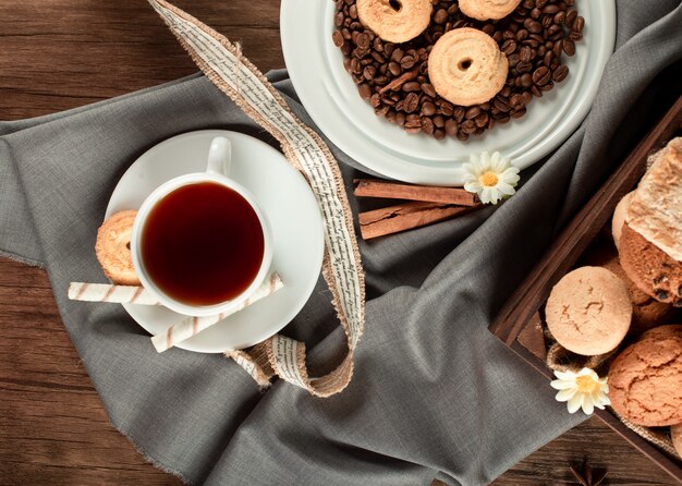 Een kop thee en suikerkoekjes. Bovenaanzicht