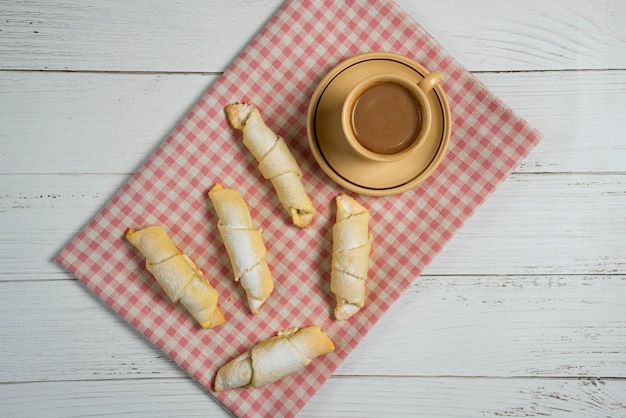 Een kop warme chocolademelk met kaukasische traditionele mutakigebakjes op de geruite handdoek