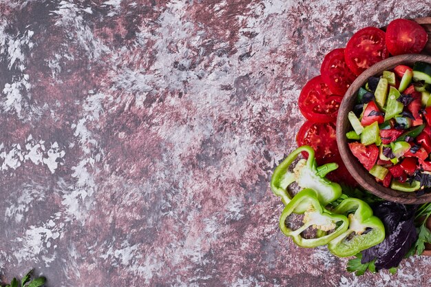 Een kopje groentesalade geserveerd op het marmer