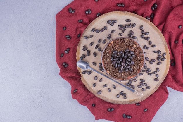 Een kopje koffie met fijngehakte chocolade en bonen