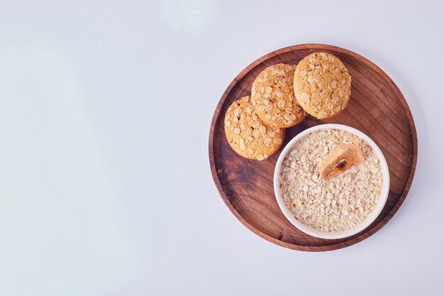 Een kopje pap met havermoutkoekjes, bovenaanzicht.