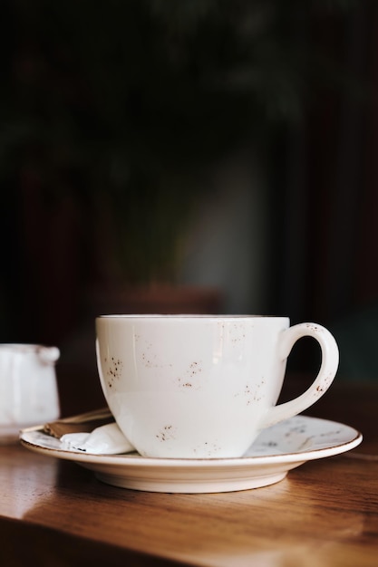 Een kopje sterke espresso op een tafel in een café in vintage kleurenfilmruis en graan verticaal frame selectieve focus idee voor screensaver of menuartikel over koffie