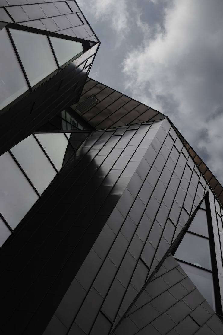 Gratis Foto een lage hoek die van een modern gebouw is ontsproten