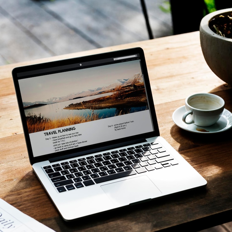 Gratis Foto een laptop op een tafel