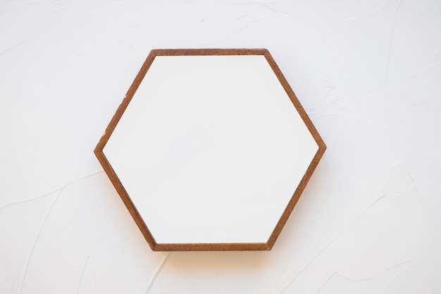 Een leeg hexagon kader tegen witte achtergrond