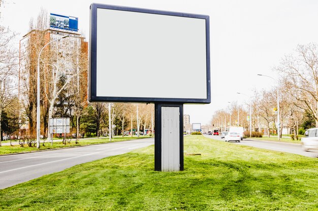 Een leeg reclamebord in het midden van de stadsweg