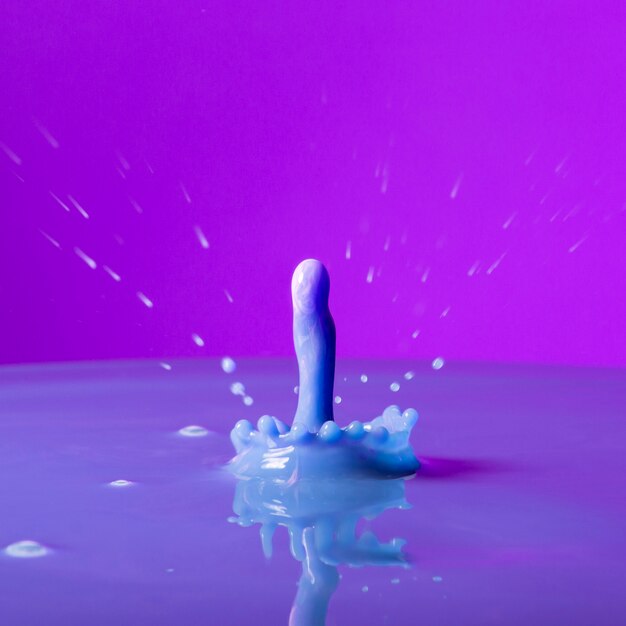 Een levendige waterdruppel die in beweging valt.