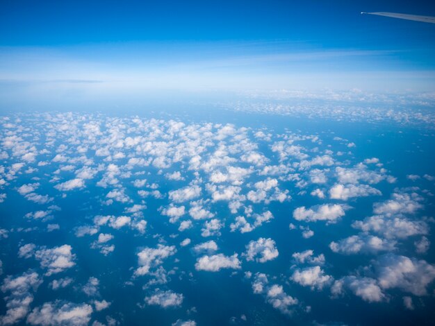 Een lucht met wolken