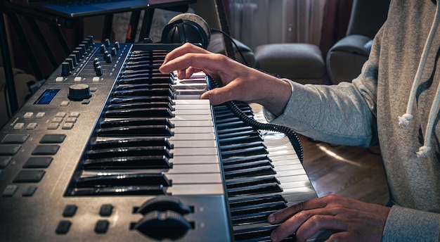 Een man componist producer arrangeur songwriter muzikant handen arrangeren van muziek