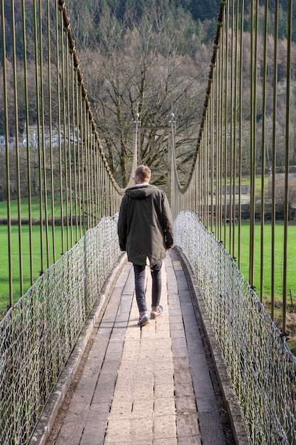 Gratis foto een man die over een brug loopt