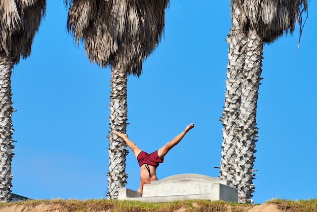 Een man die yoga doet in San Diego, VS.