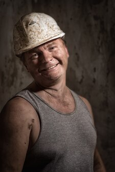 Een man in een helm mijnwerker