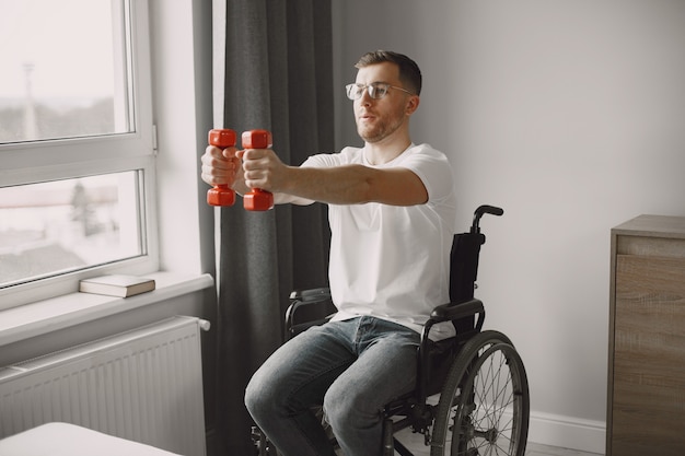 Een man in een rolstoel doet aan sport. geef nooit op