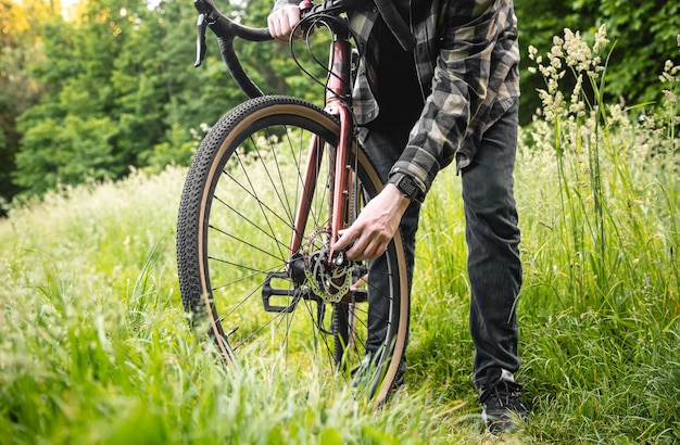 Gratis foto een man lost een probleem op met een generatieve ai van een fietswiel