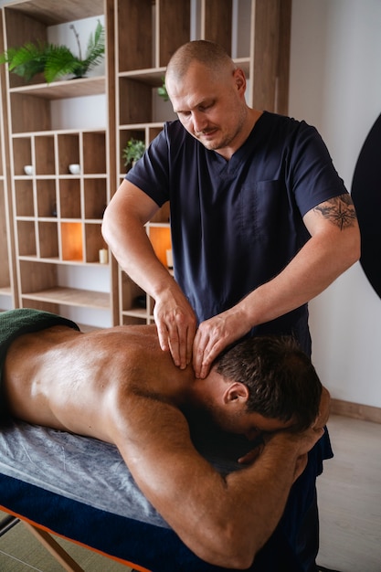 Een man met een hoge hoek die een massage krijgt.