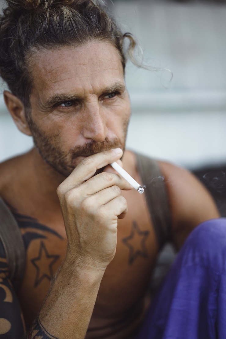 Gratis Foto een man met lang krullend haar op een vislocatie. visser op de oceaan