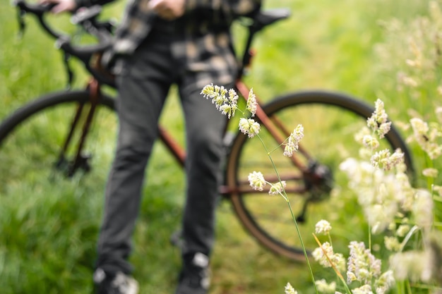 Een man rijdt met een fiets op een zomerse bosweg