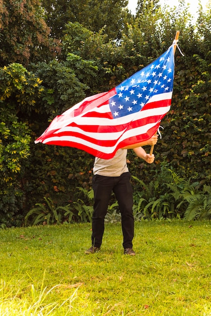 Een mensen zwaaiende Armeense vlag in park