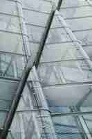 Gratis foto een modern laag de hoekschot van de glasarchitectuur