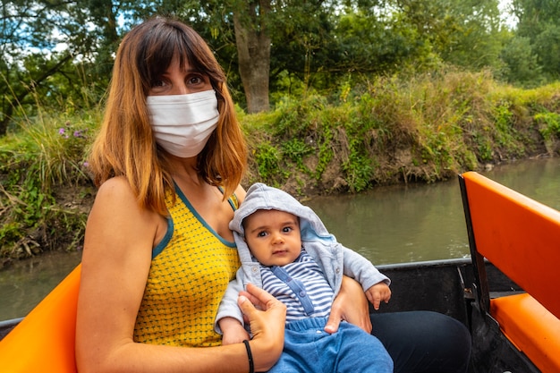 Een moeder met haar baby op de boot die vaart tussen la garette en coulon, marais poitevin het groene venetië, vlakbij de stad niort, frankrijk