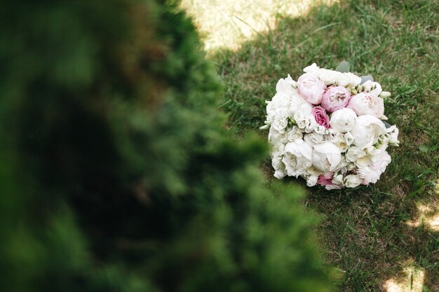 Een mooi boeket rozen is op het gras