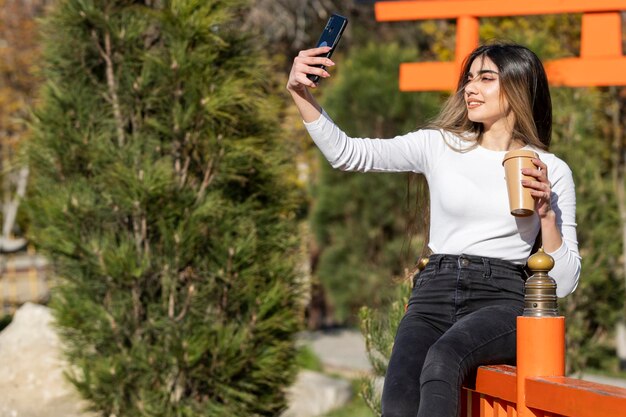 Een mooi meisje dat selfie maakt in het park Foto van hoge kwaliteit