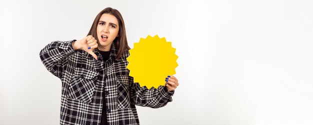 Een mooi meisje poseert op de achtergrond van een witte studio met een reclamebanner