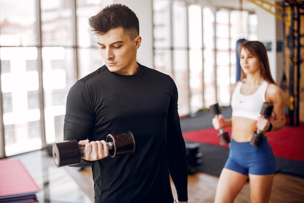 Een mooi sportpaar houdt zich bezig met een sportschool