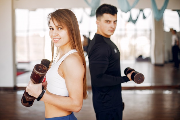 Een mooi sportpaar houdt zich bezig met een sportschool