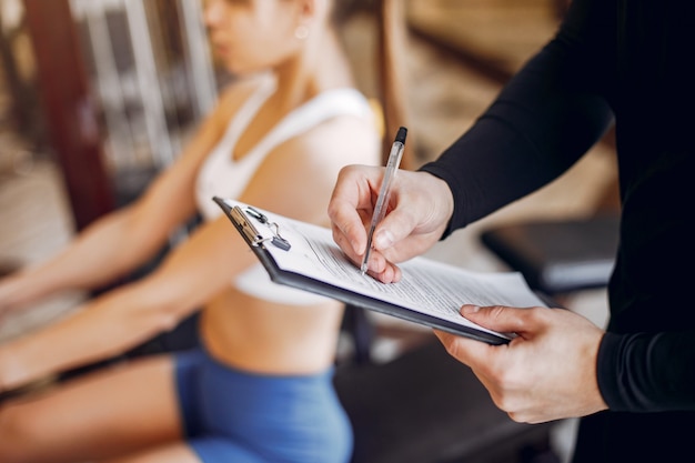 Een mooi sportpaar houdt zich bezig met een sportschool