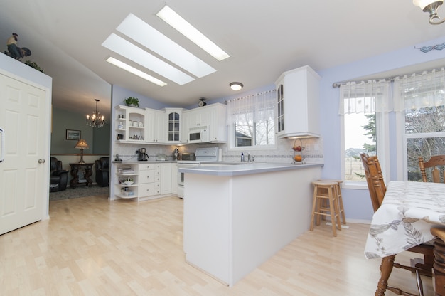 Een mooie foto van een moderne keuken.