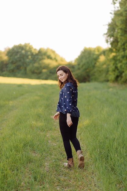 Een mooie jonge vrouw die in het bos loopt