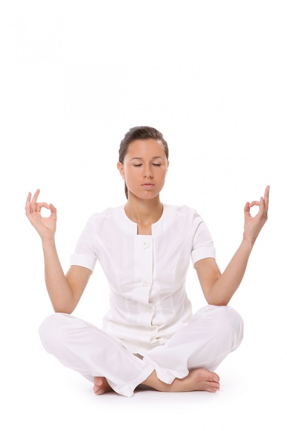 Een mooie jonge vrouw in yoga pose