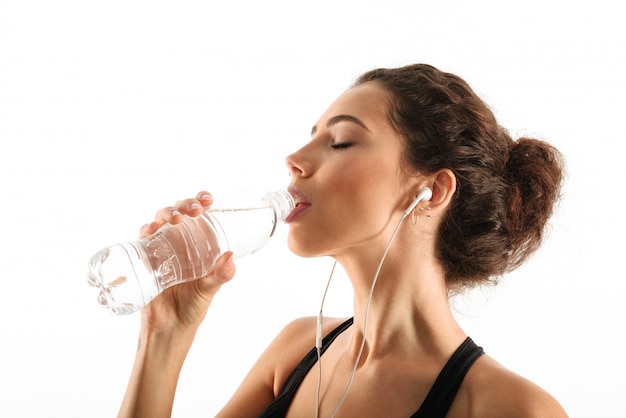 Een mooie krullende brunette fitness vrouw