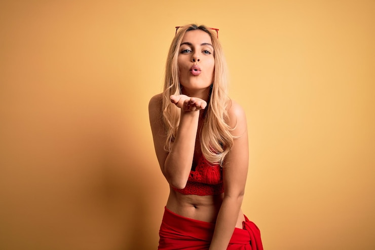 Gratis Foto een mooie vrouw die een gebaar doet.