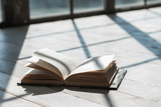 Een open boek in het zonlicht op het terras