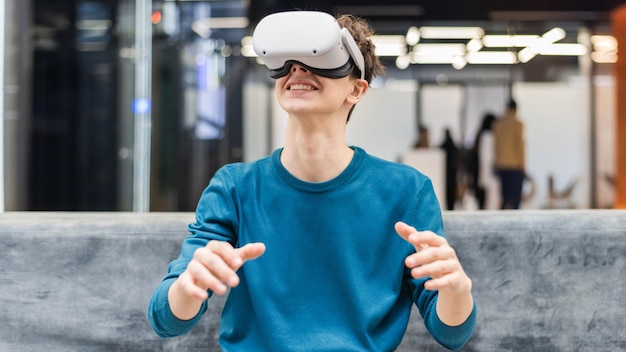 Een opgewonden jonge man die virtual reality verkent