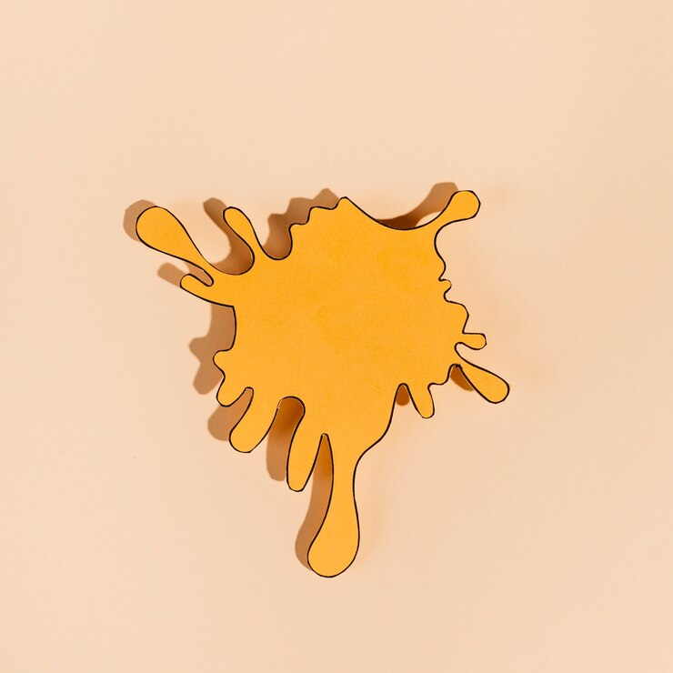 Gratis Foto een oranje lege knipselplons op beige achtergrond