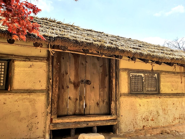 Gratis foto een oud vintage huis met houten ramen en deur