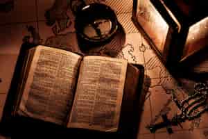 Gratis foto een oude bijbel op een houten tafel