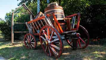Gratis foto een oude houten wagen met houten wielen en vaten erin in varul cel mic, moldavië