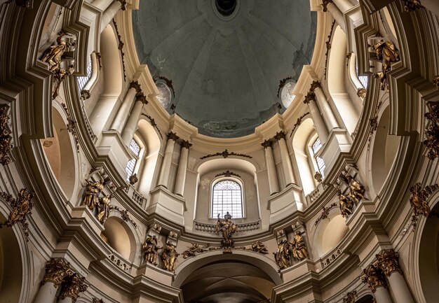 Een oude kathedraal met gouden lijstwerk aan de binnenkant