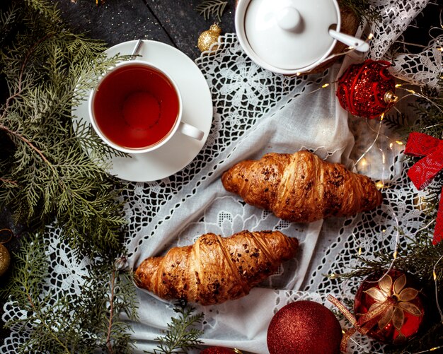 Een paar croissants met zwarte thee